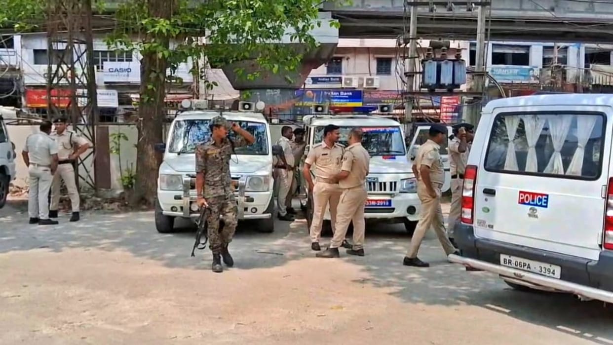Muzaffarpur: Women pelted stones on police patrolling team which reached to resolve dispute; 4 jawans injured