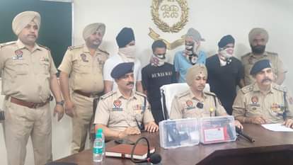 पुलिस हिरासत में चारों आरोपी।
