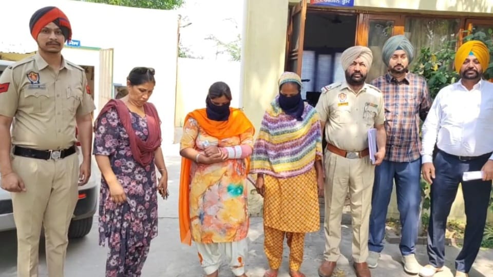 Mother-in-law and daughter-in-law arrested with one kg opium in Mandi Gobindgarh