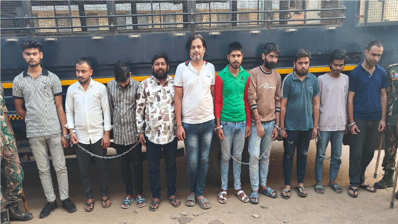 पुलिस की गिरफ्त में आरोपी