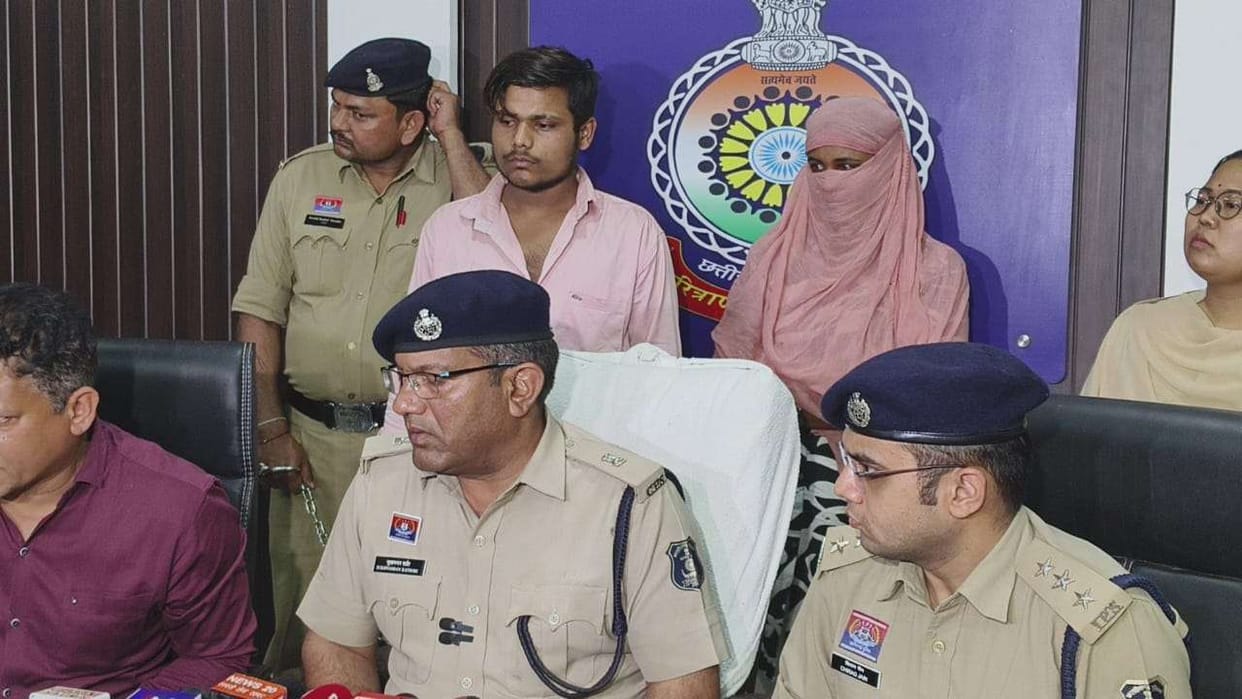 Police solved case of half-burnt body of  man in Khar