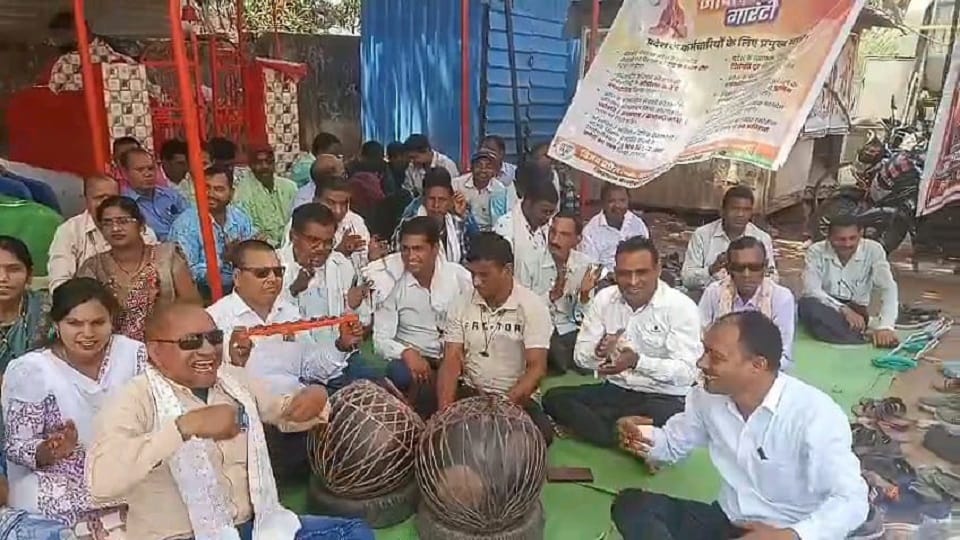 Nagada was played at the protest site secretaries protested to awaken the government in Balod