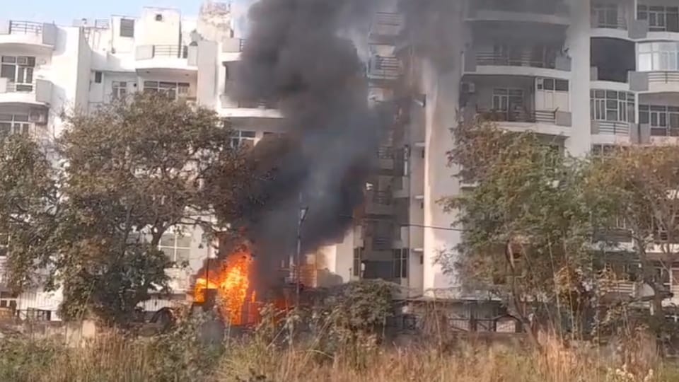 Fire In Meerut: A huge fire broke out in the generator in Supertech Palm Green, people ran out of their houses