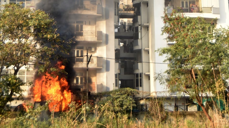 Fire In Palm Green: Electricity supply started in Supertech after 20 hours, but no backup arrangement