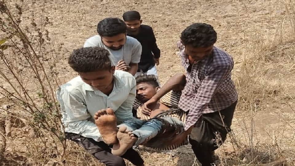 सड़क हादसे में तीन लोग घायल