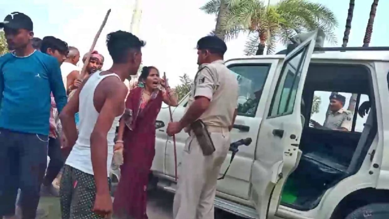 Siwan: Villagers scuffled with police over construction of Kendriya Vidyalaya building on non-cultivated land