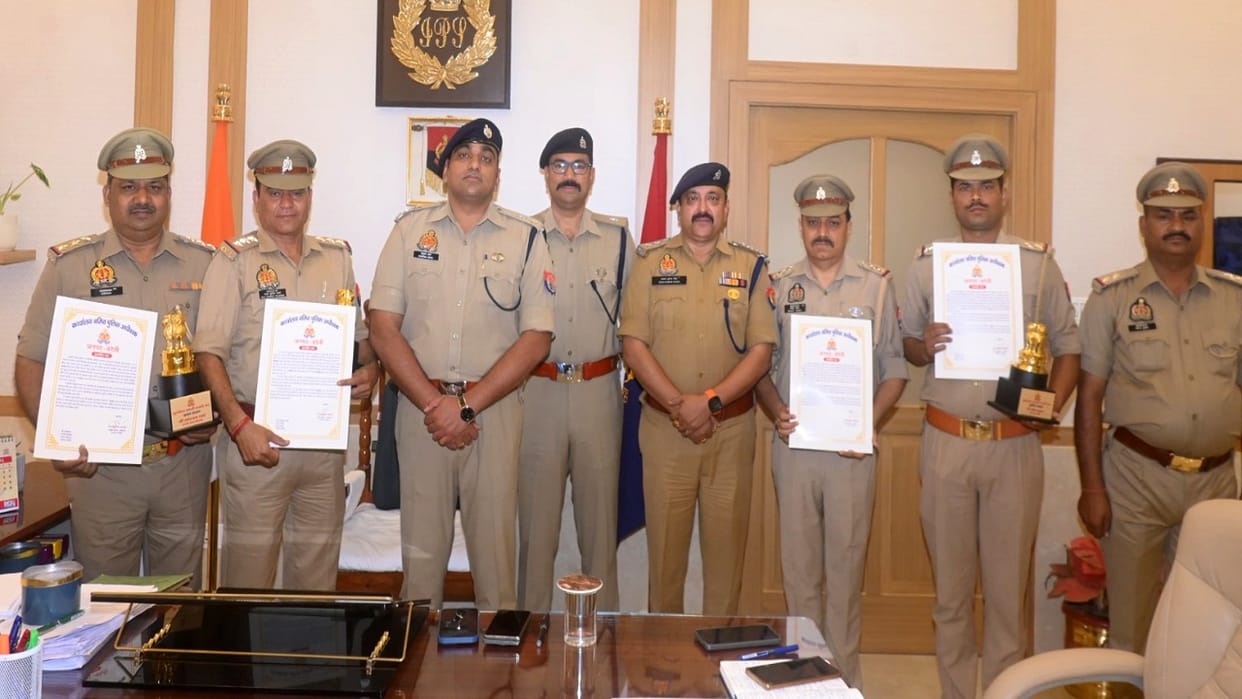 Five police chowki incharges top SSP rewarded them in Bareilly