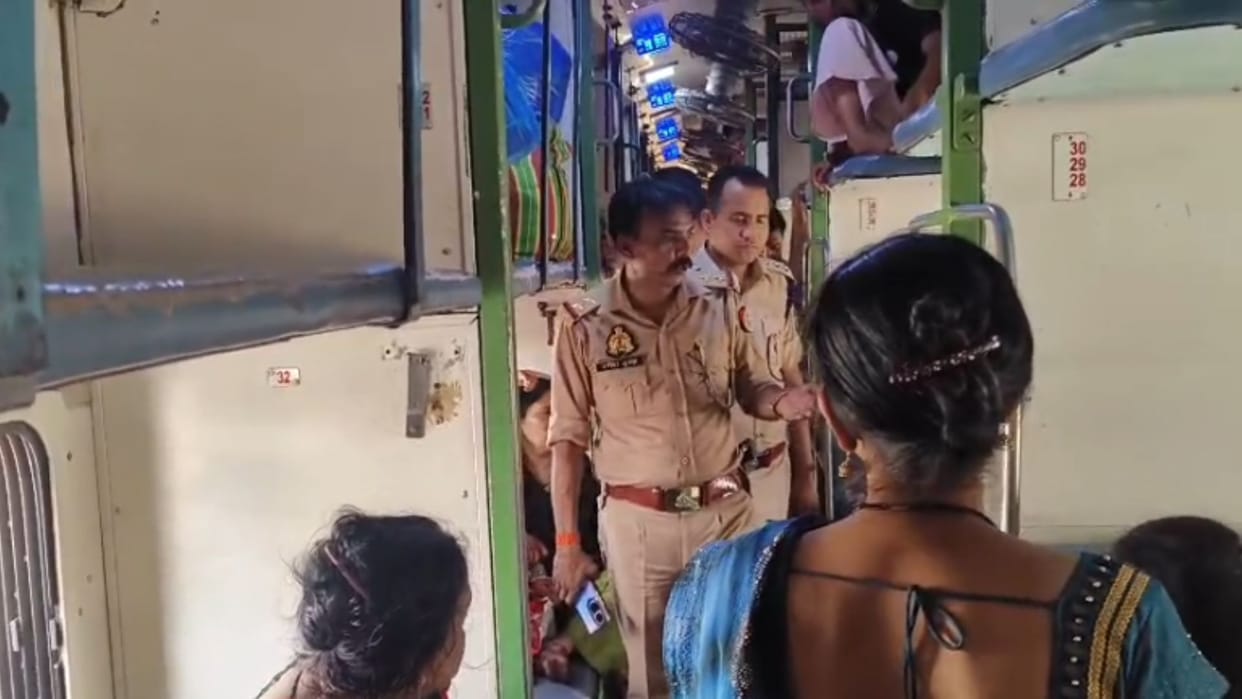GRP and RPF team on alert after information of bomb in Ayodhya Superfast Express train in Jaunpur