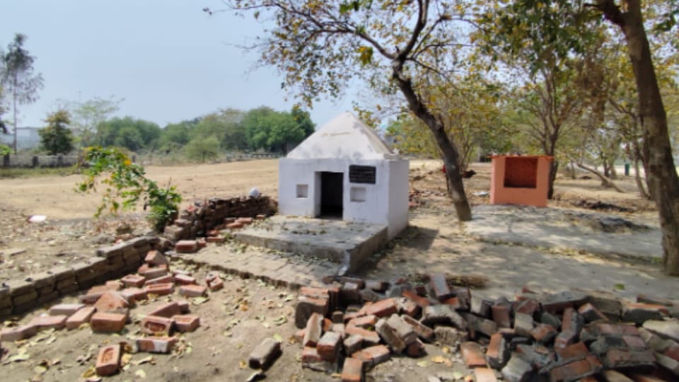 Meerut:  religious place was being constructed at night on government land near the cemetery