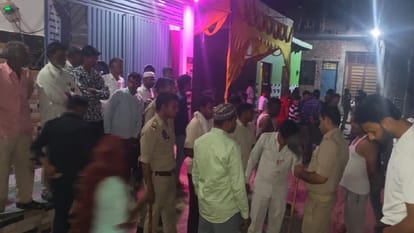 Meerut: Fighting between two communities in Bhawanpur over playing songs in the wedding procession