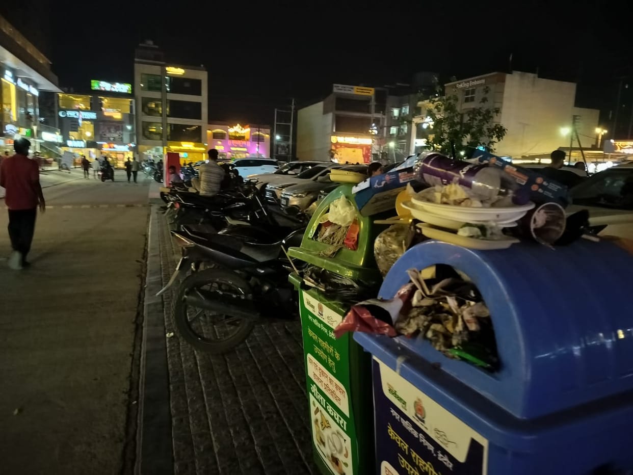 Indore: Cleanliness survey completed in Indore, garbage again started appearing on roads and backlanes