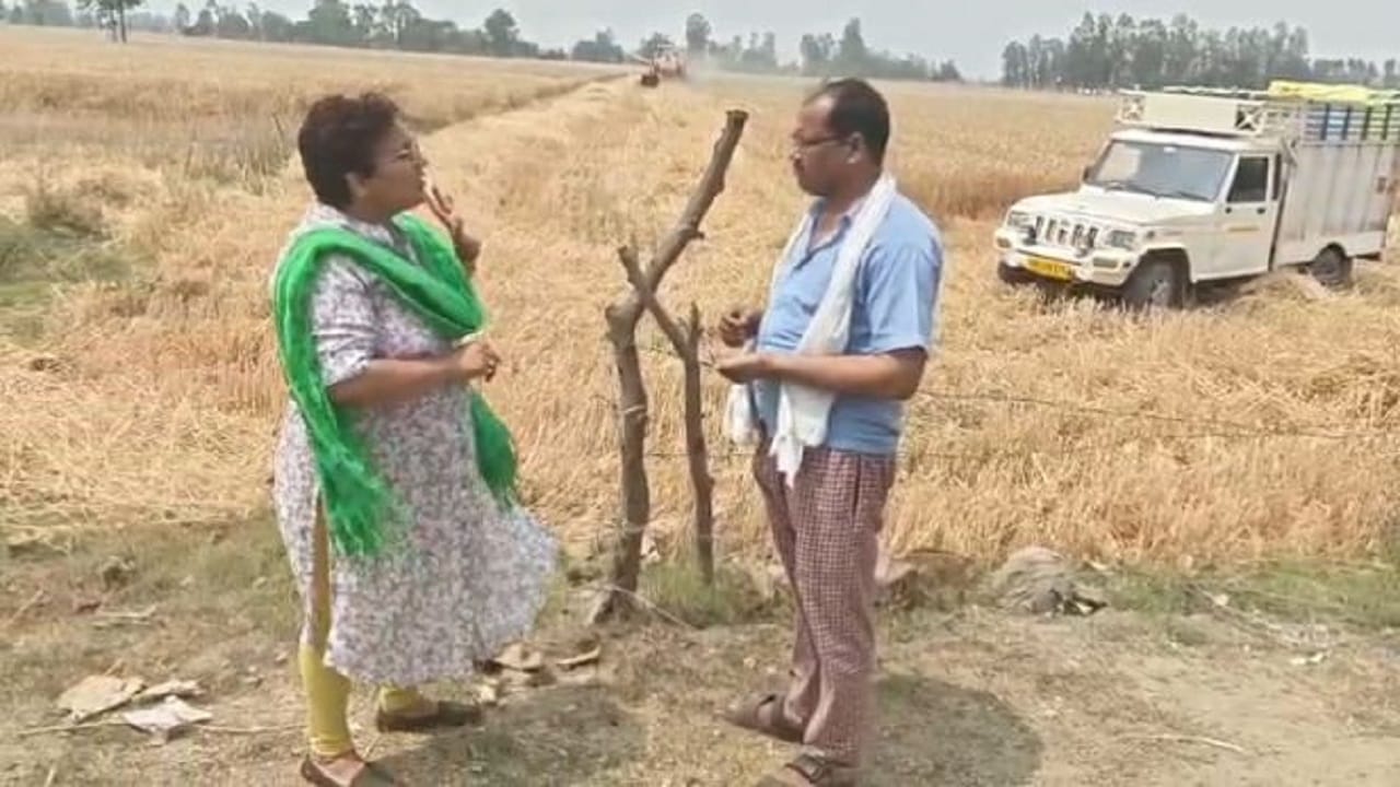 ADM Ritu Poonia harvested wheat crop with the farmers in Pilibhit