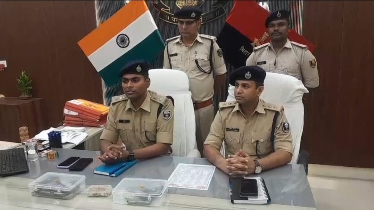 Bihar News : bhojpur bihar police declared Sand mafia looted money gold and weapons from Tanishq robbers