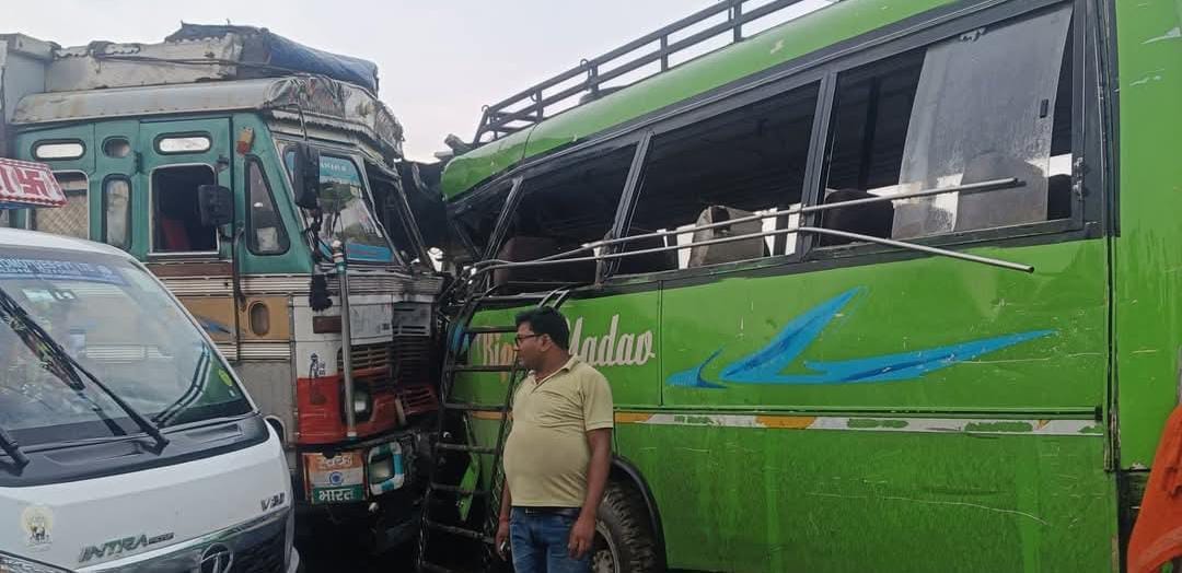 ट्रक और बस में हुई टक्कर।