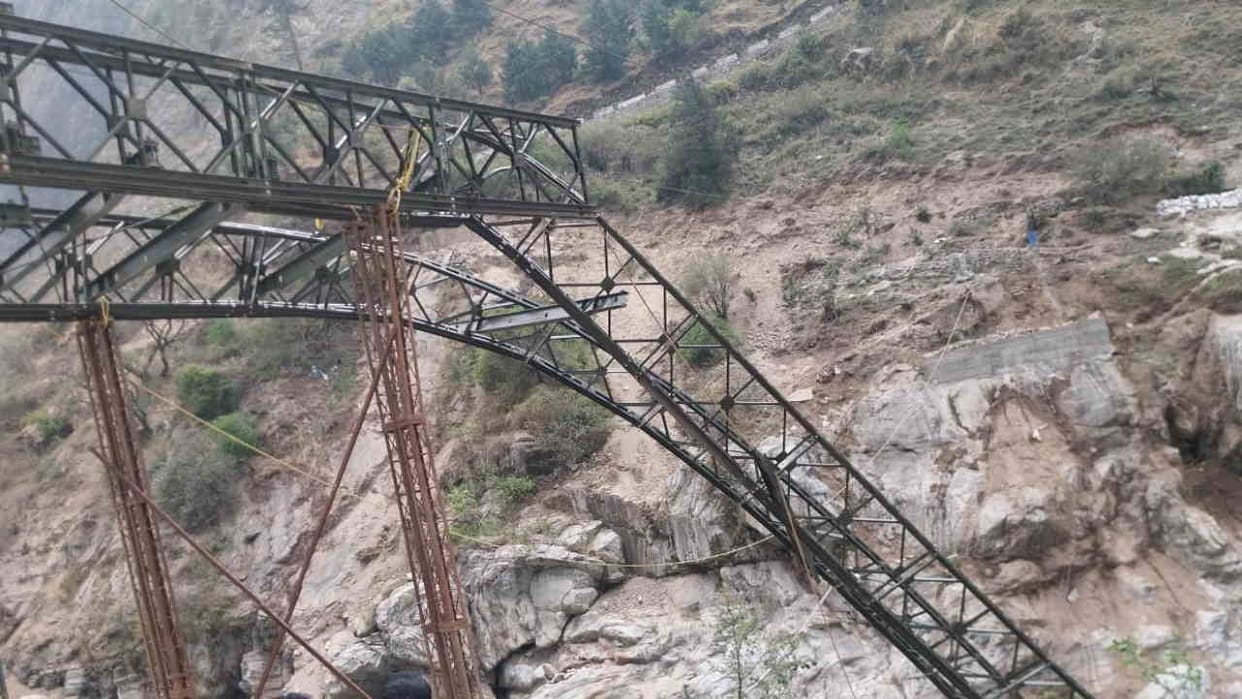 Shimla: Temporary bridge collapsed, three people were swept away... two survived, woman missing