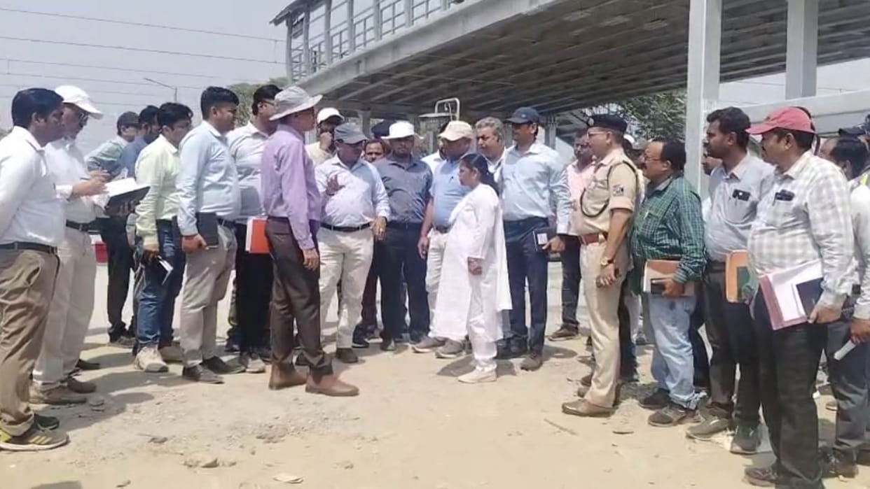 Kanpur: DRM inspected Govindpuri and Panki Dham station