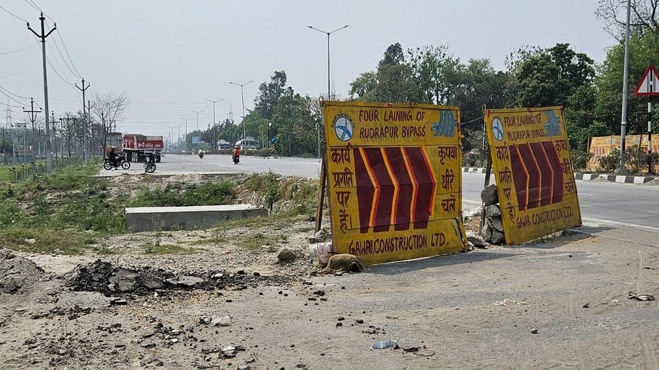 family members are inconsolable after the death of two brothers in an accident on Nainital Highway