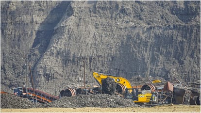 Removing the mountain of garbage from Ghazipur site is proving to be a challenge