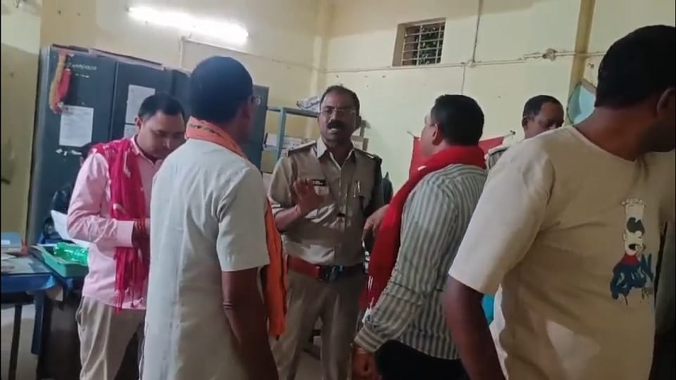 ASI accused of taking bribe for demanding money to release bookies villagers create ruckus in police post in K