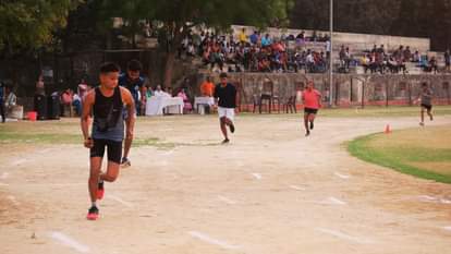 एथलेटिक्स प्रतियोगिता में खिलाड़ी।