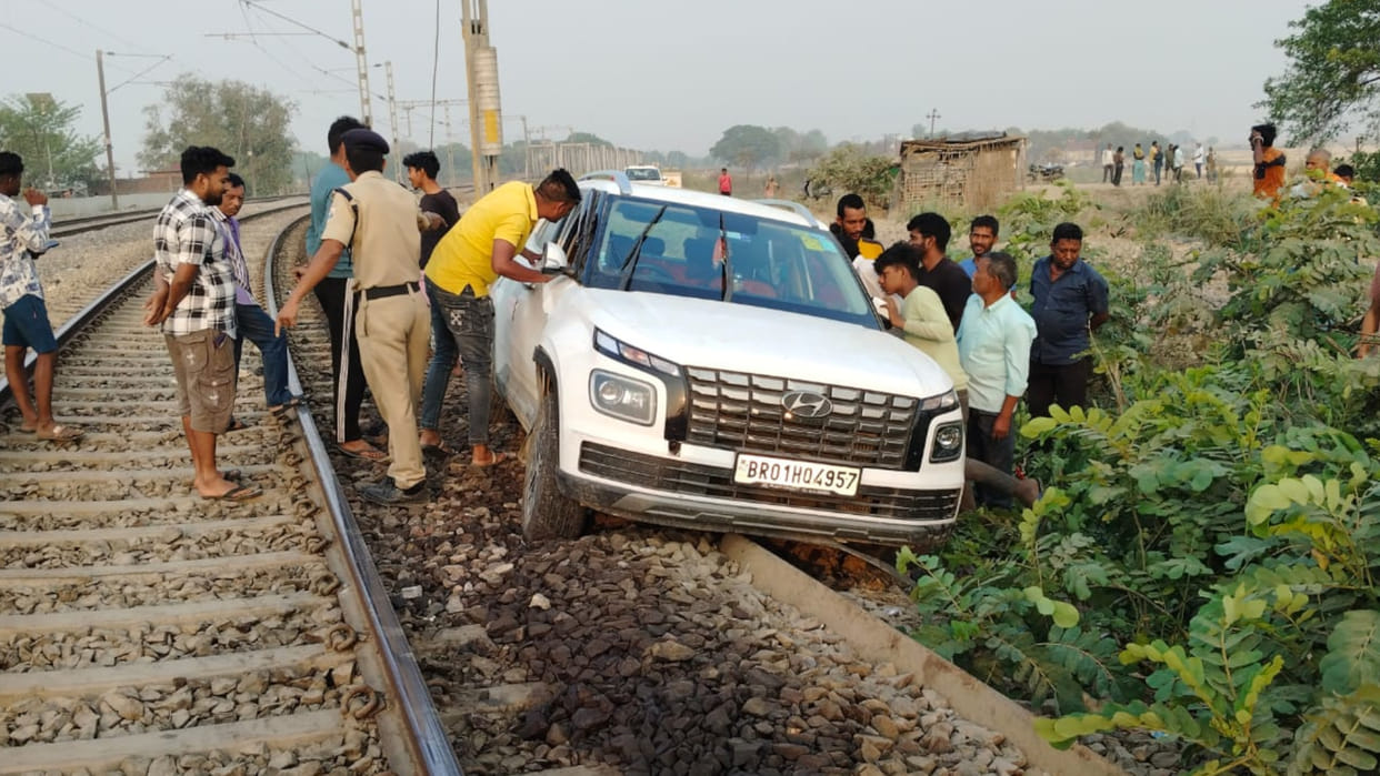 Through Google Maps we reached Gorakhpur, Domingarh railway track. Were going to Gopalganj by four wheeler
