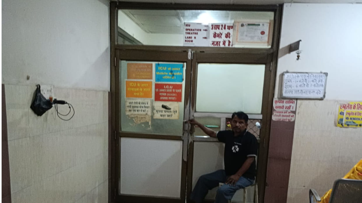 Gorakhpur AIIMS reached the police station with his wife for a panchayat,threw his son on the ground. serious