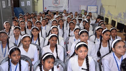 IPS Anshika Verma taught safety lessons to girl students told them ways to avoid cyber crime
