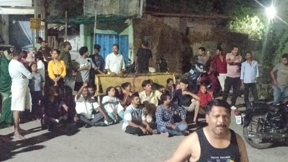 हंगामा करते लोग