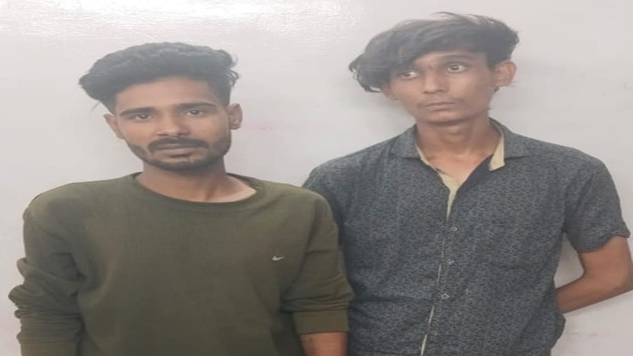 The goons entered shop and beat up shop owner, they were about to rob cash box in Raipur