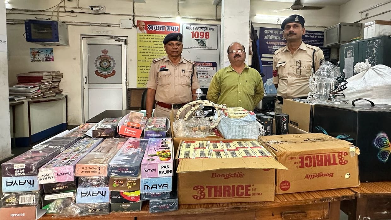 Police arrested two brothers selling hookah under a paan stall in Raipur and confiscated material Rs 20 lakh