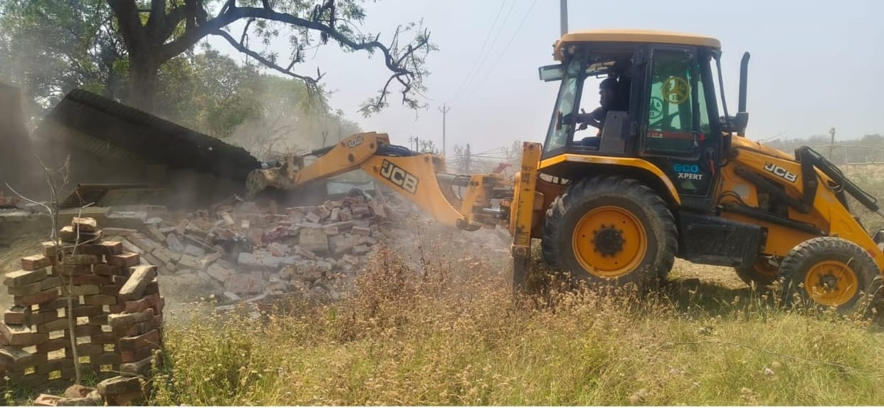 Bulldozer action in Fatehpur triple murder case illegal construction of accuseds sister demolished