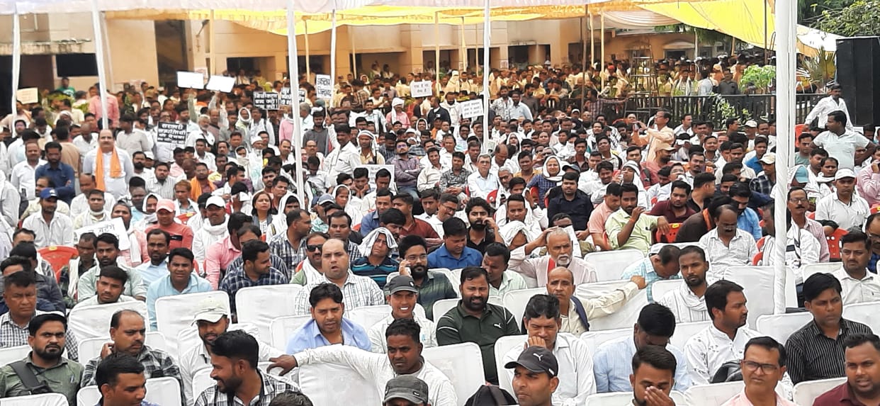 Electricity workers protest against privatisation in Uttar Pradesh.