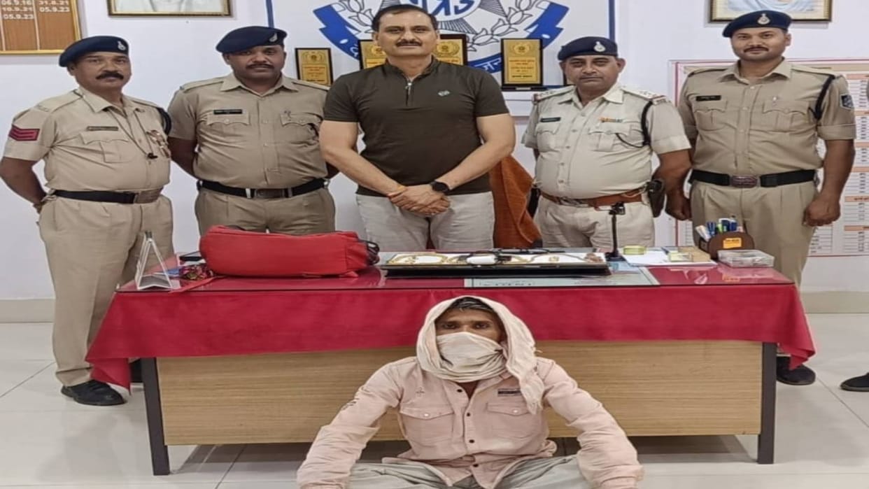 MP News GRP nabbed miscreant near Pakistan border and recovered goods worth 26 lakhs