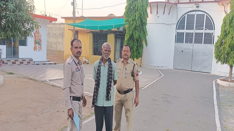 Wife murdered by slitting her throat used to doubt wife character accused husband arrested in Sakti