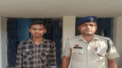 Accused arrested for blackmailing and sending obscene messages to women in two separate cases in Bhatapara