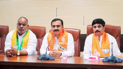 पत्रकारवार्ता को संबोधित करते भाजपा के पदाधिकारी।