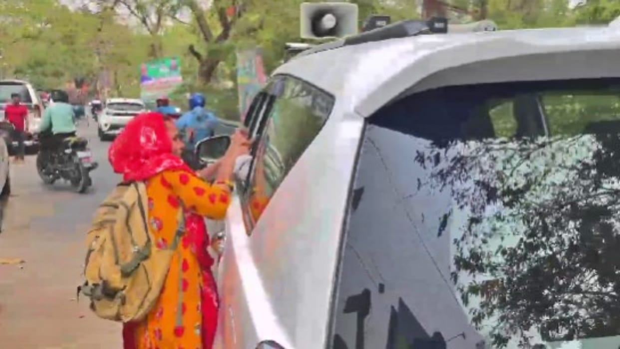 Patna News: Female candidate hangs from car after not being able to meet Education Minister in public hearing