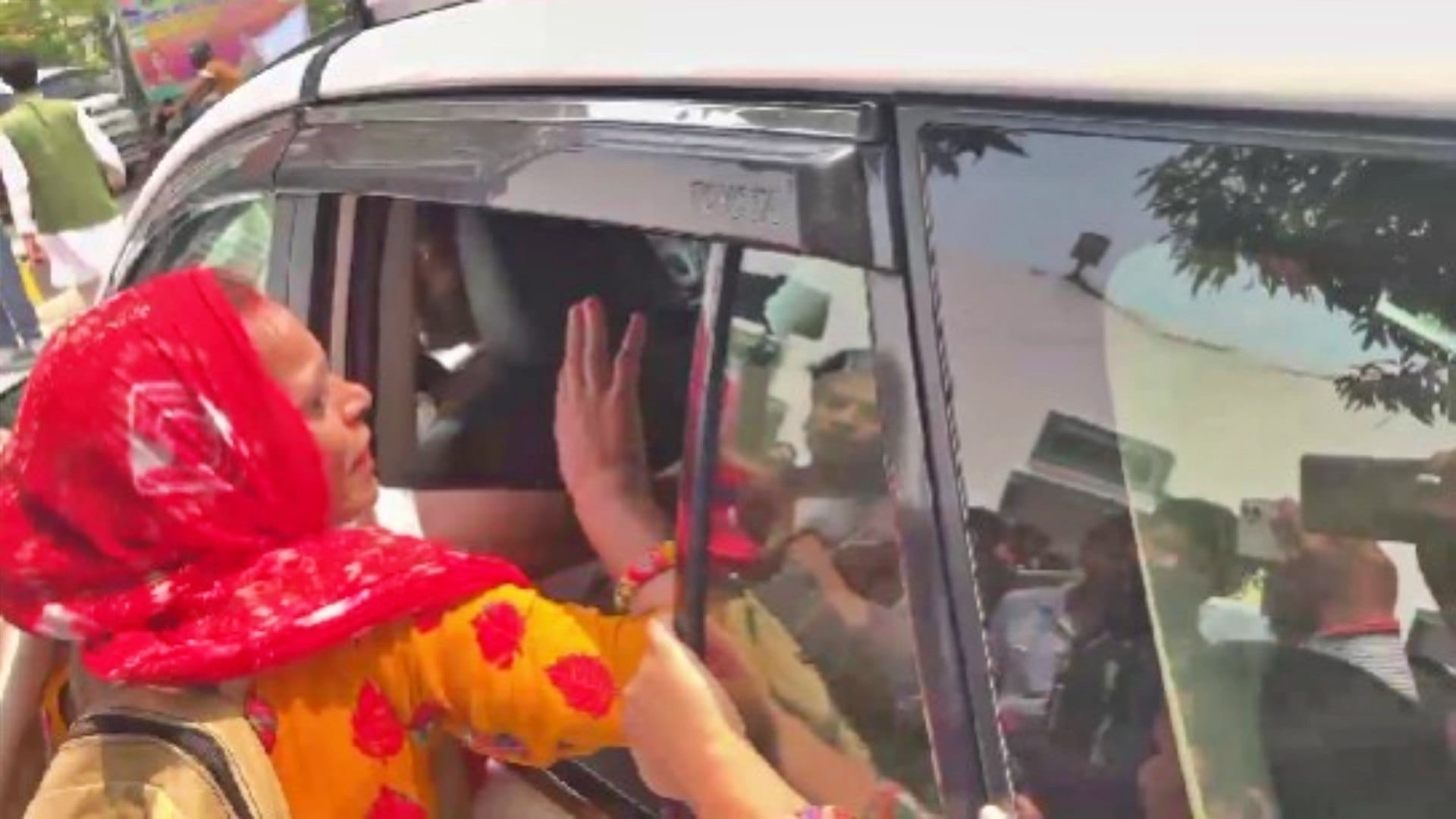 Patna News: Female candidate hangs from car after not being able to meet Education Minister in public hearing
