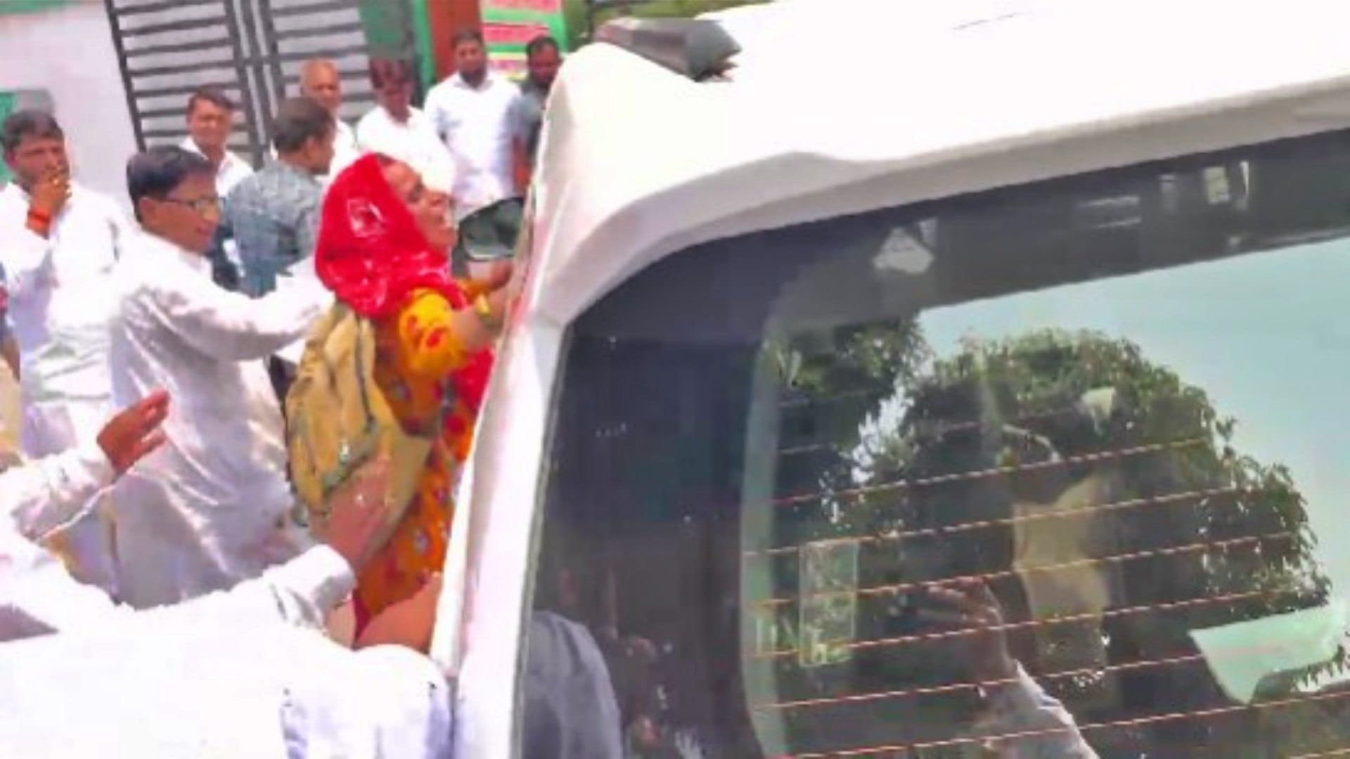 Patna News: Female candidate hangs from car after not being able to meet Education Minister in public hearing
