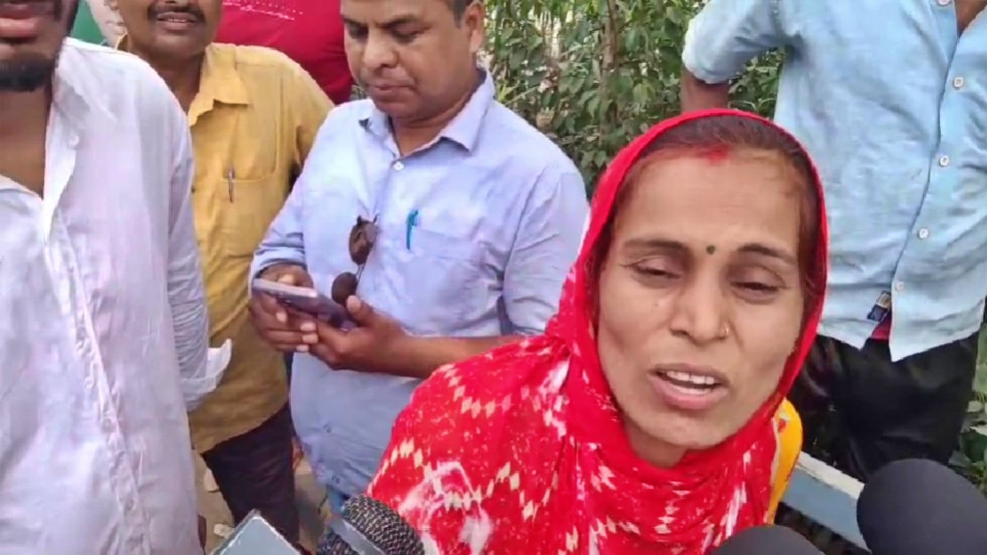 Patna News: Female candidate hangs from car after not being able to meet Education Minister in public hearing