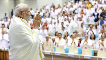 PM Narendra Modi Chants Navkar Mantra Attends ‘Navkar Mahamantra Divas’ Programme at Vigyan Bhawan