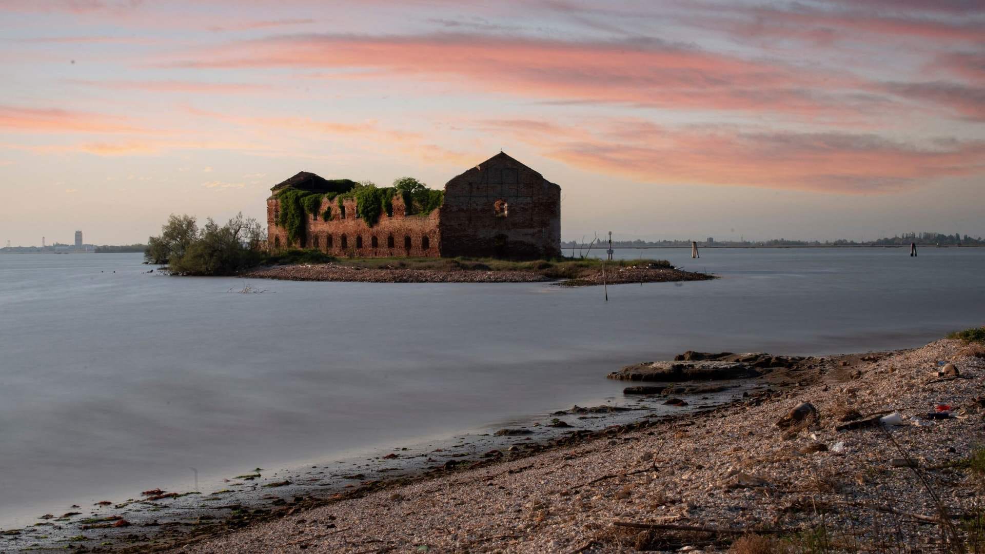 Poveglia Island Italy Know interesting story and mystery of this Haunted Island Bhooton ka taapu Italy