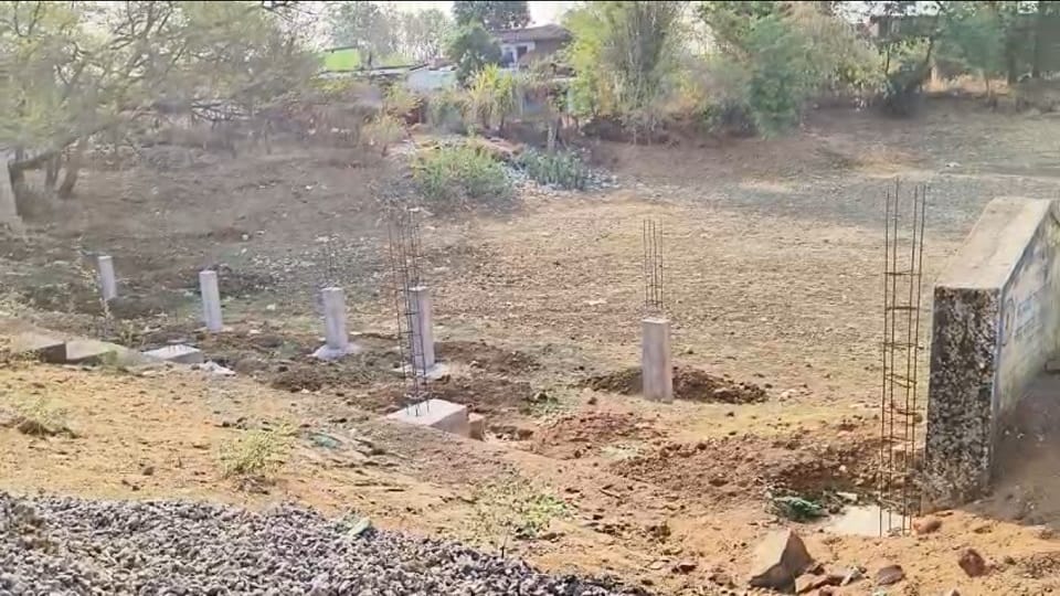 रेड जोन के बीच तलाब पर कब्जा