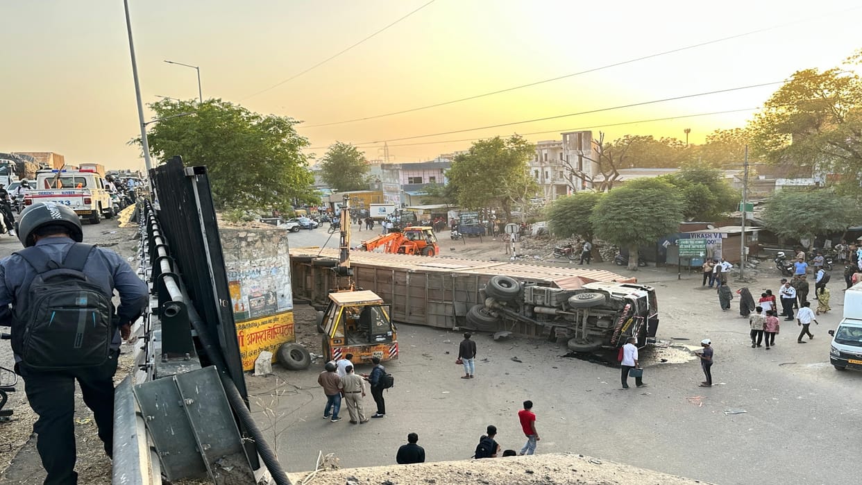 Jaipur: In an attempt to save a bike, a trailer full of cars fell from the culvert, driver and cleaner injured