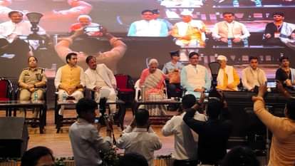 सभागार में राज्यपाल आनंदीबेन पटेल।