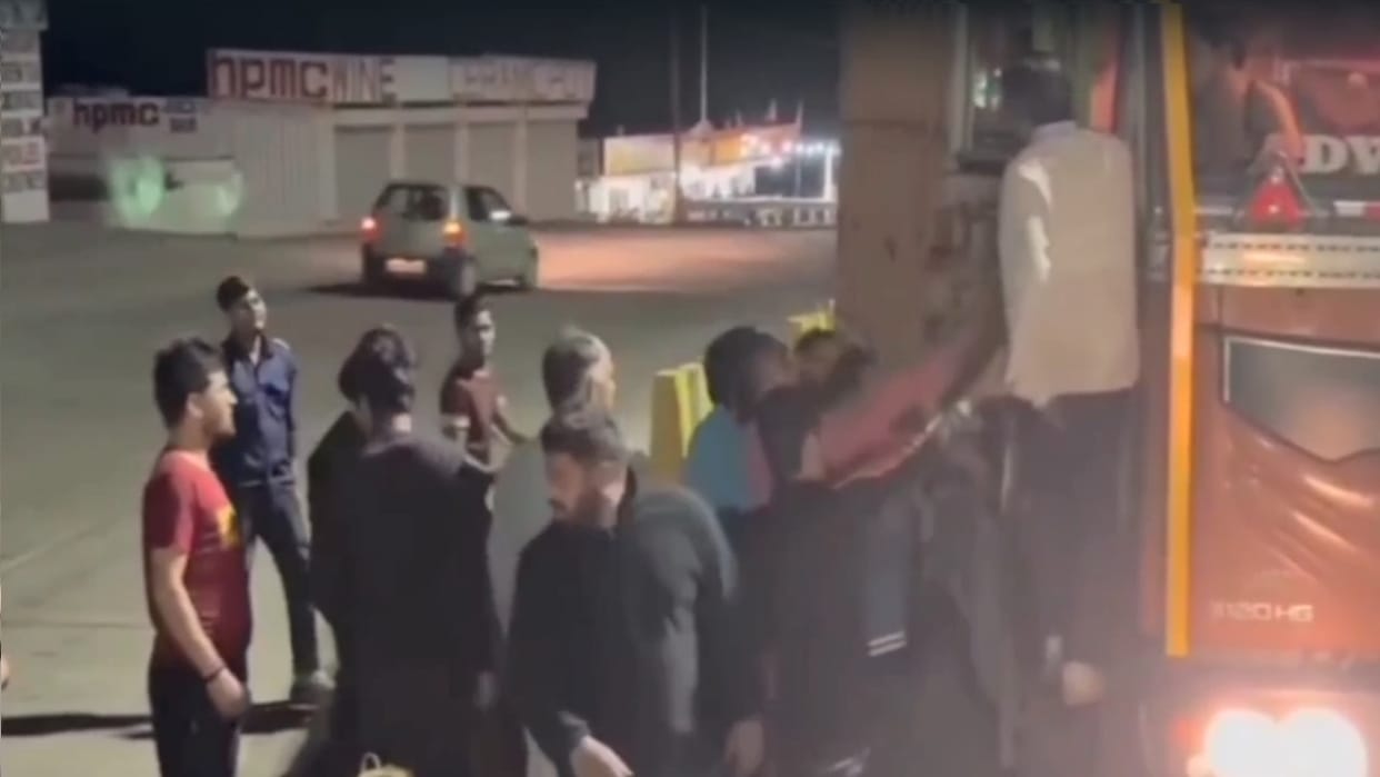Fasttag balance low, truck and toll workers clashed in Sanwara
