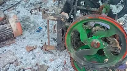 Anti-social elements burnt down a juice seller shop in Bhatapara