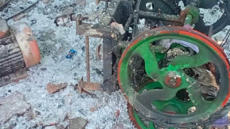 दुकान में लगाई आग