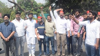 UP: मेरठ में सपाइयों ने फाड़े दिल्ली की सीएम के फोटो, भाजपा के पूर्व विधायक संगीत सोम पर लगाया गंभीर इल्जाम UP: SP tore photos of Delhi CM in Meerut, made serious allegations against former BJP MLA Sangeet Som