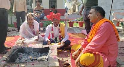 थाने में स्थित मंदिर में शादी कराते पुजारी।